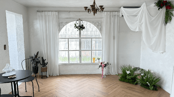 Wedding photo studio in Okinawa with an arched window