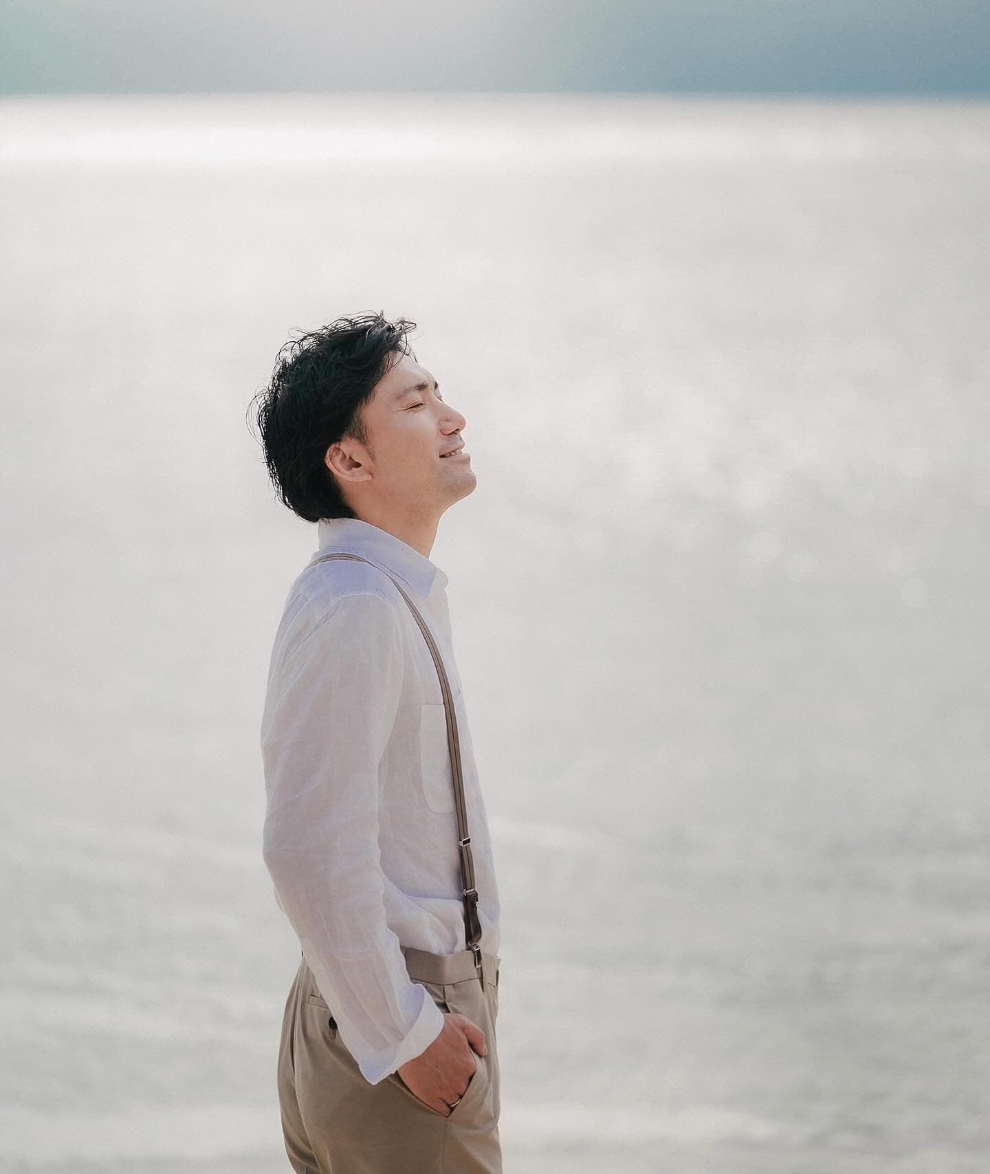바다를 등지고 눈을 감고 깊게 숨을 들이쉬는 신랑, 오키나와 촬영