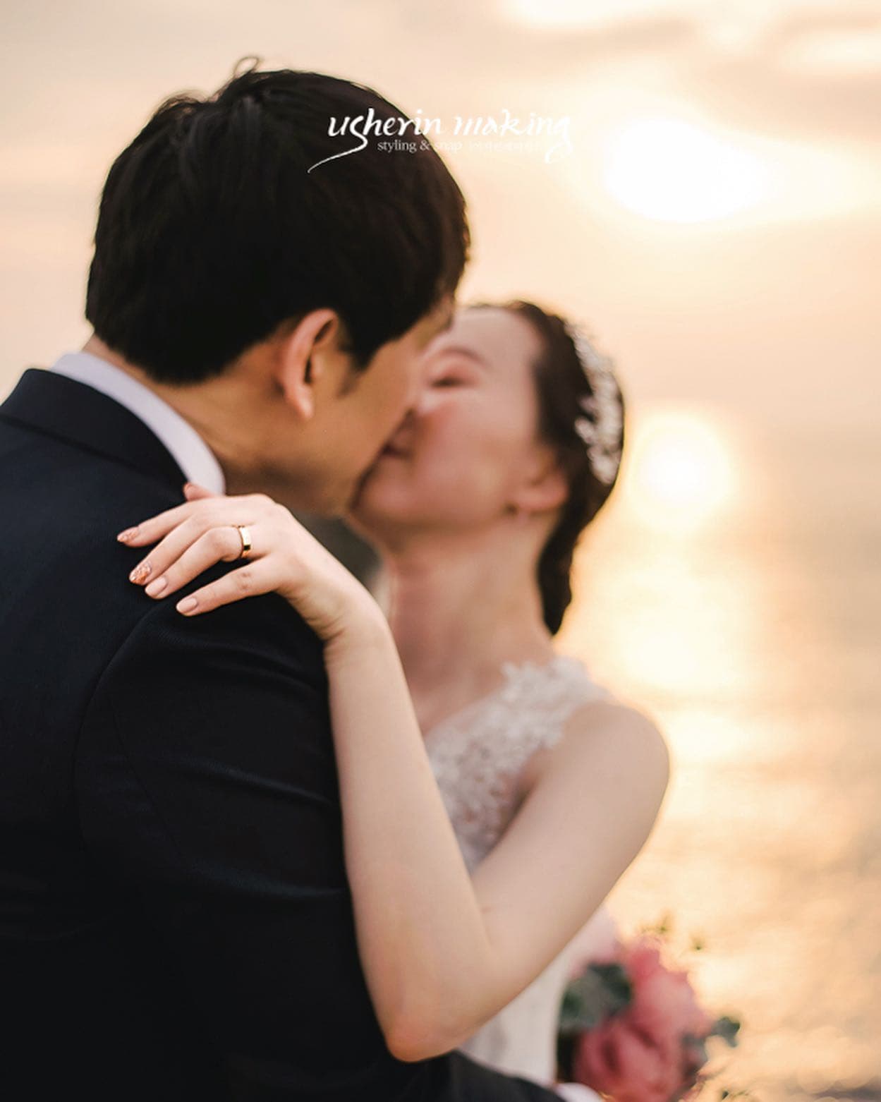 노을로 물든 오키나와 바다를 배경으로 입맞추는 신랑신부
