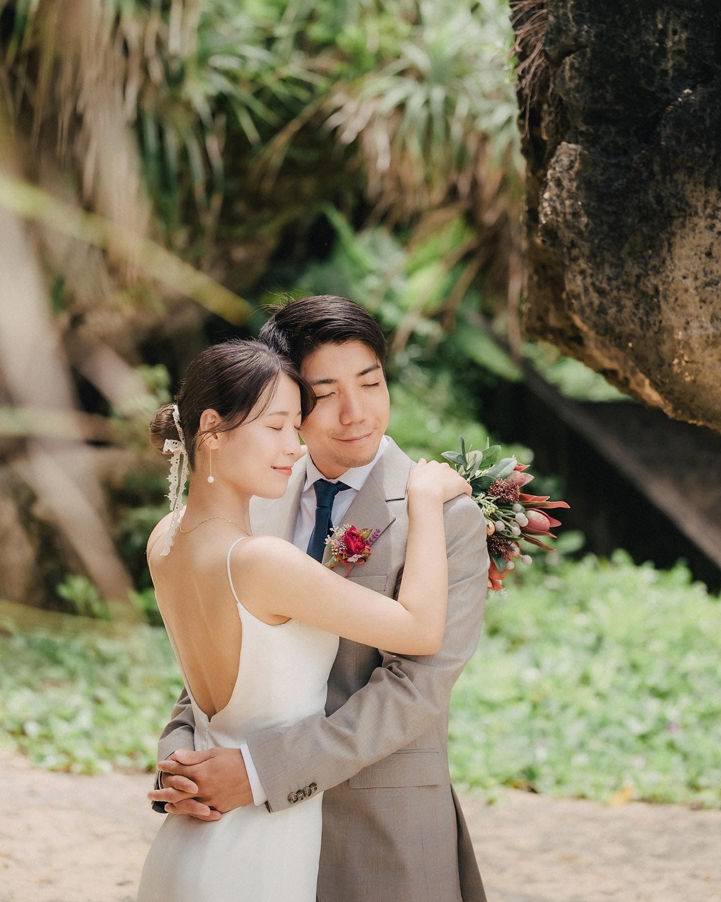 南国の緑を背に新郎の胸に寄り添う新婦
