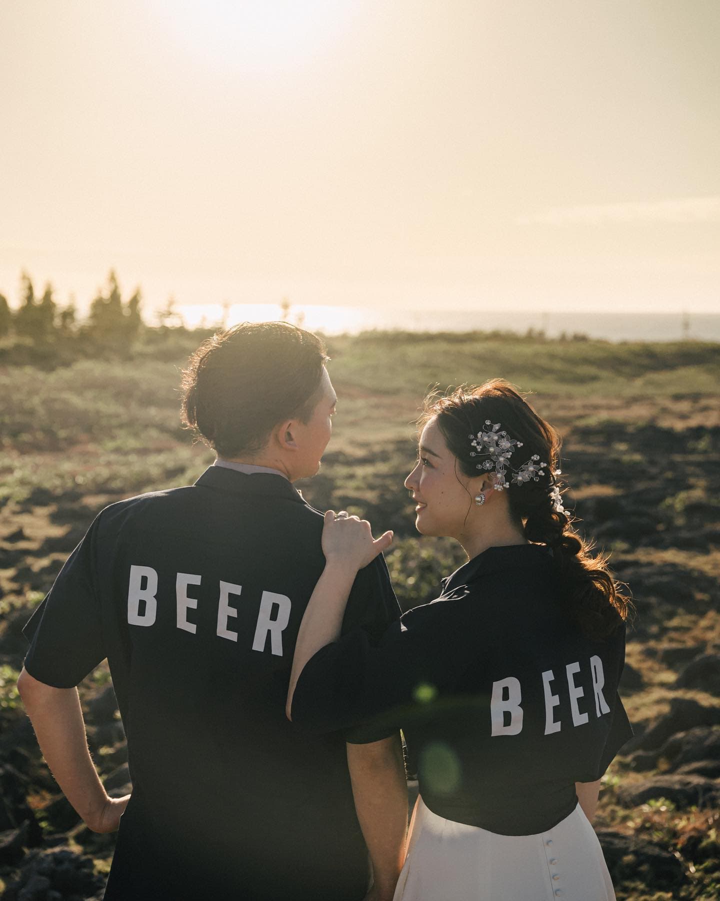 커플 BEER 셔츠를 입고 노을빛 속에 마주 본 두 사람, 오키나와
