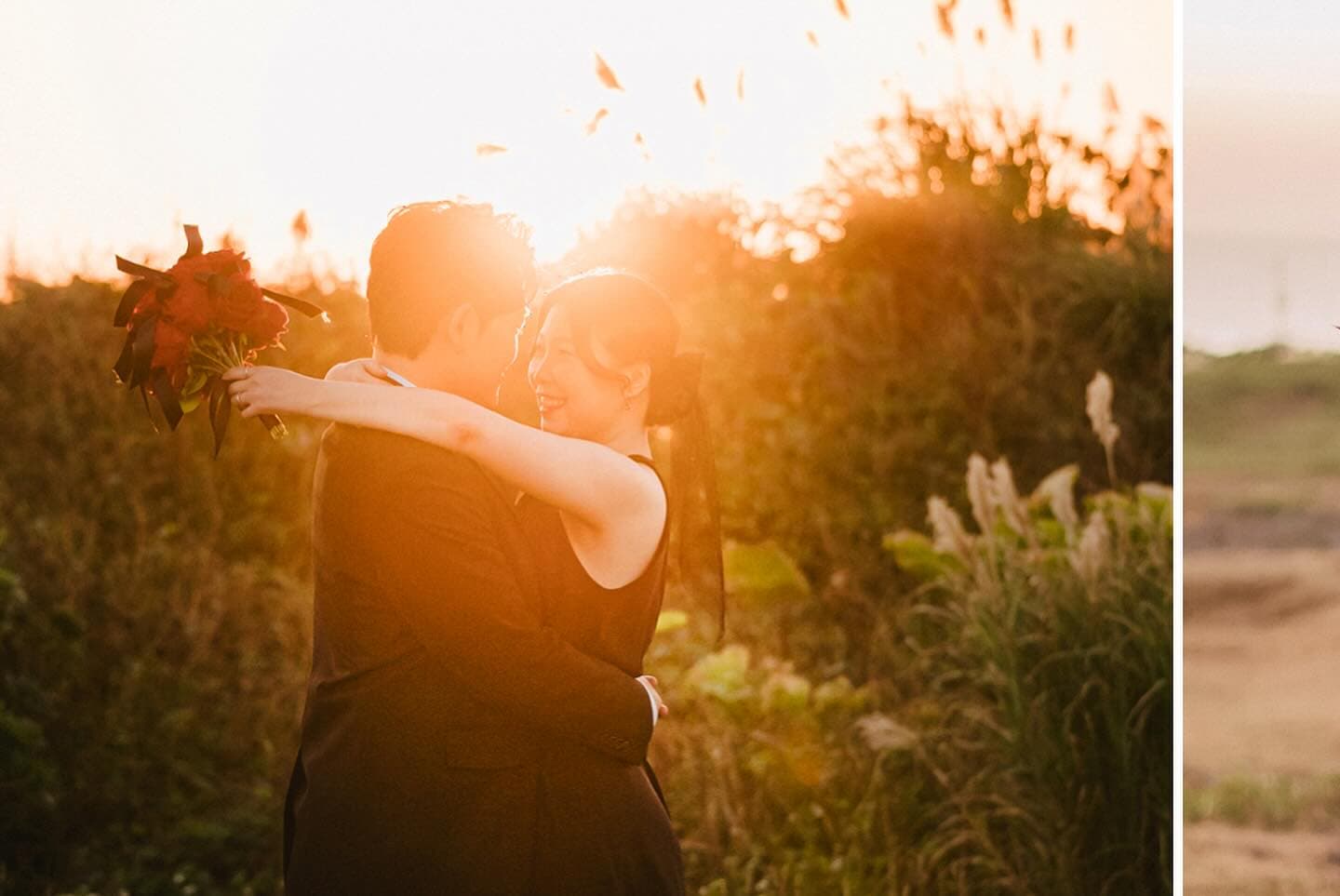 逆光の夕日の草原で赤いブーケを手に抱き合う二人、沖縄の二枚組写真