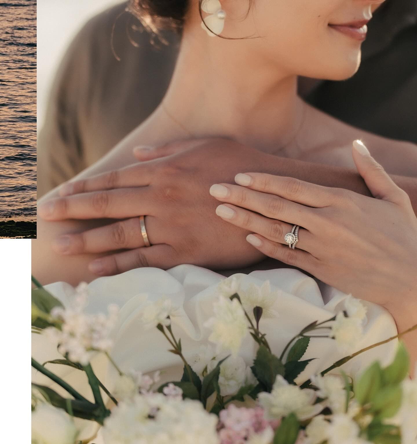 白いブーケを抱く花嫁を後ろから包む新郎、結婚指輪が光るクローズアップ