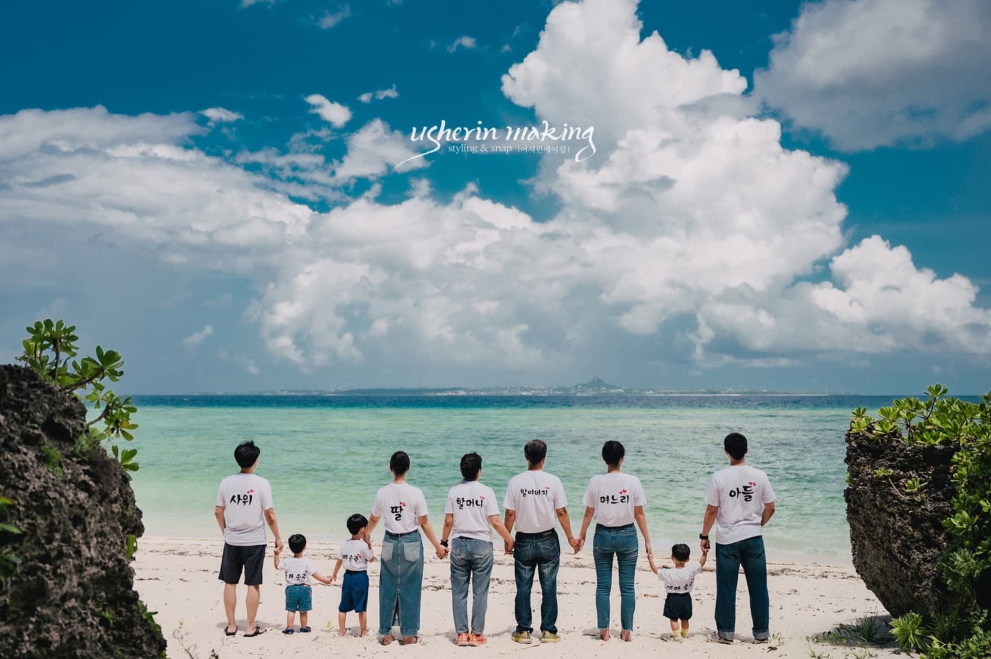 白いTシャツで海を眺める大家族の後ろ姿、沖縄ビーチ