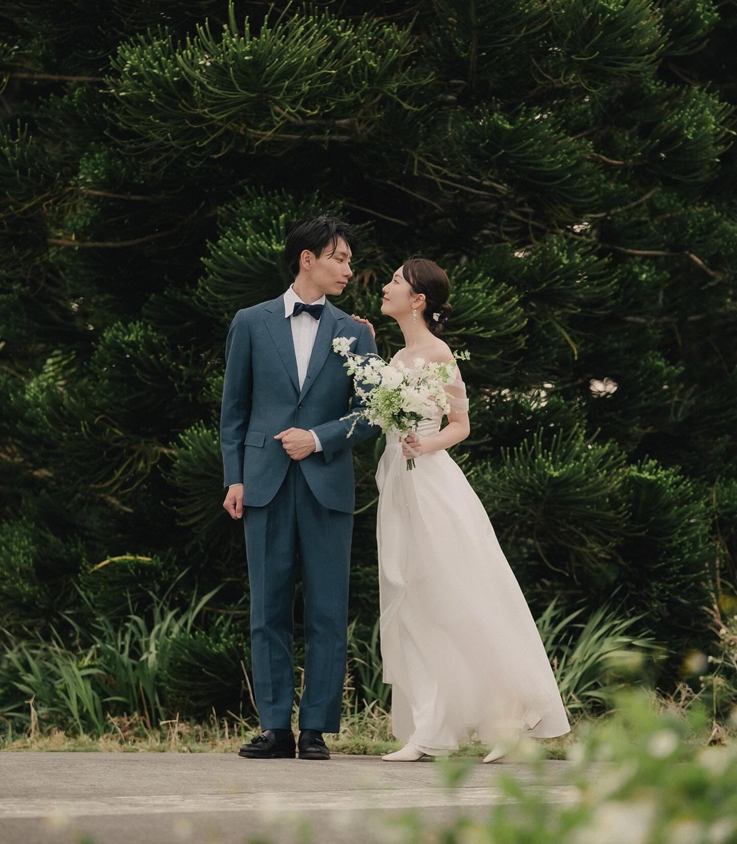 짙푸른 나무를 배경으로 마주 보는 신랑신부, 오키나와 웨딩 촬영