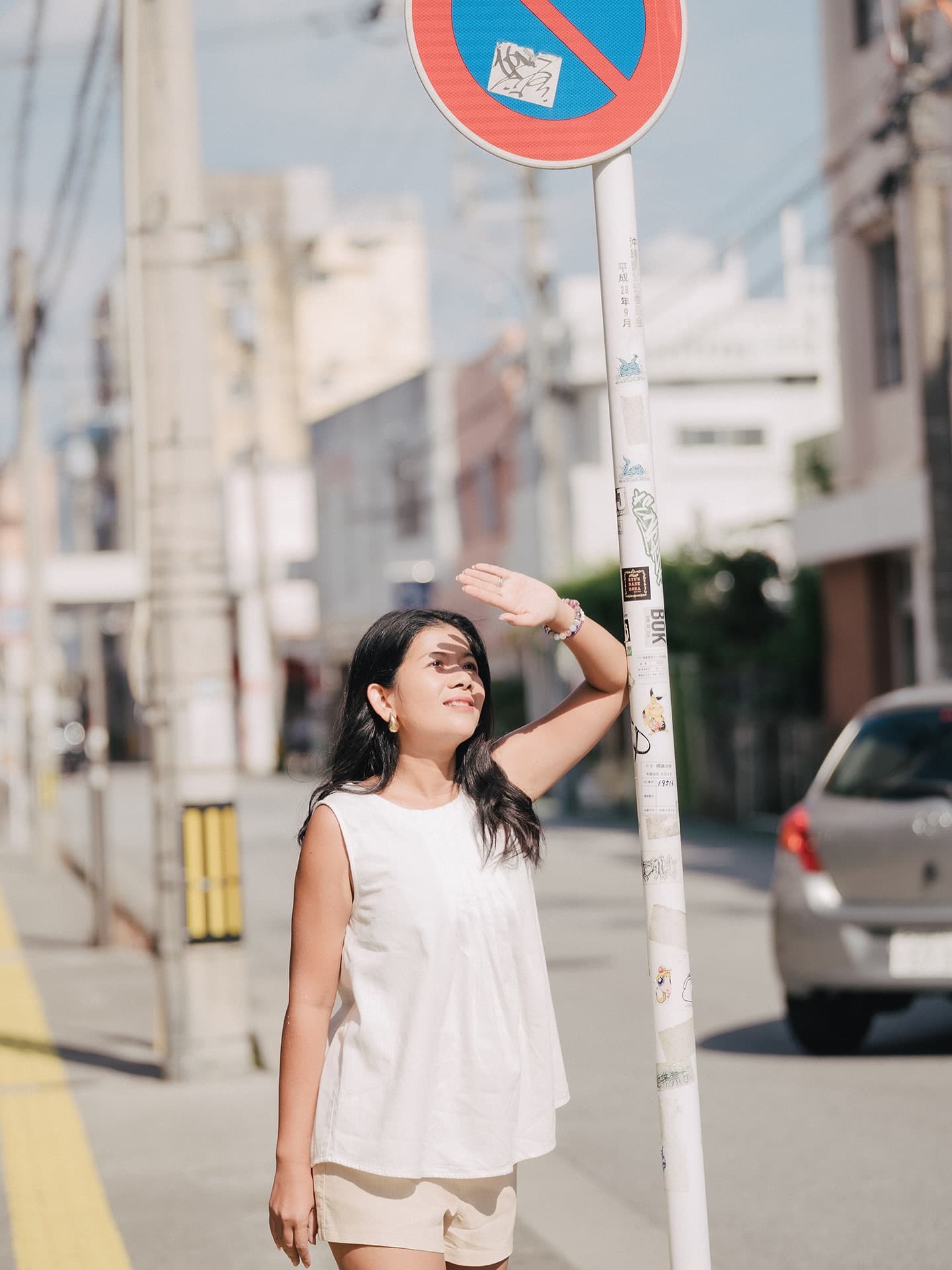 손으로 햇빛을 가리고 하늘을 보는 여성, 화창한 오키나와 거리 스냅