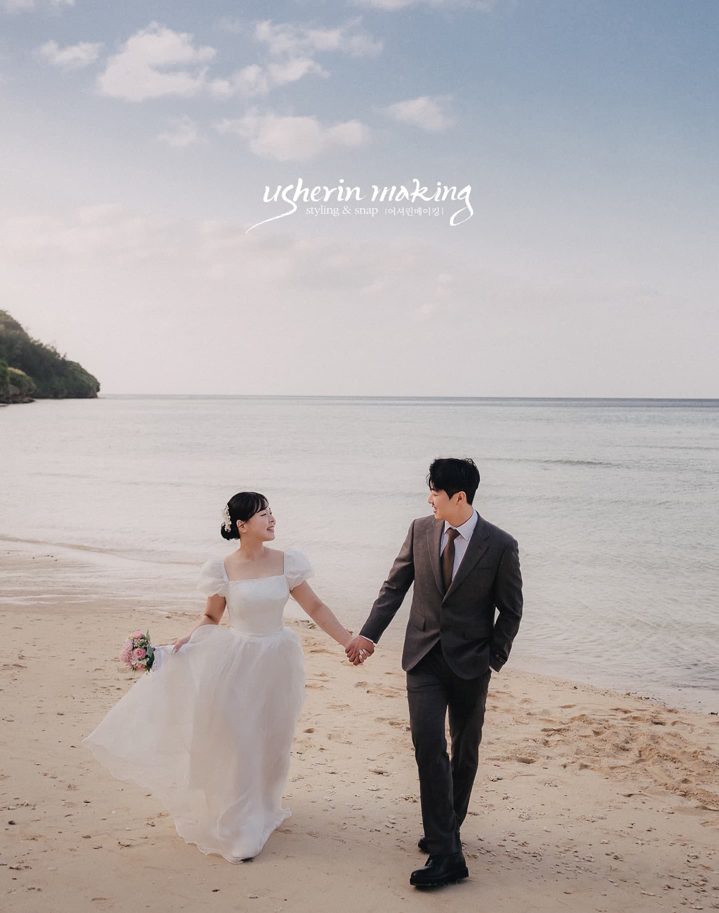 모래사장을 손잡고 걷는 신랑신부, 은은한 빛의 오키나와 해변