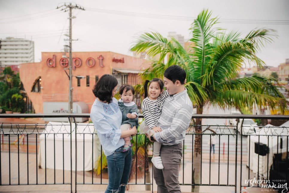 비온 날 두 공주님과 오키나와 가족스냅 인생샷 사진 1