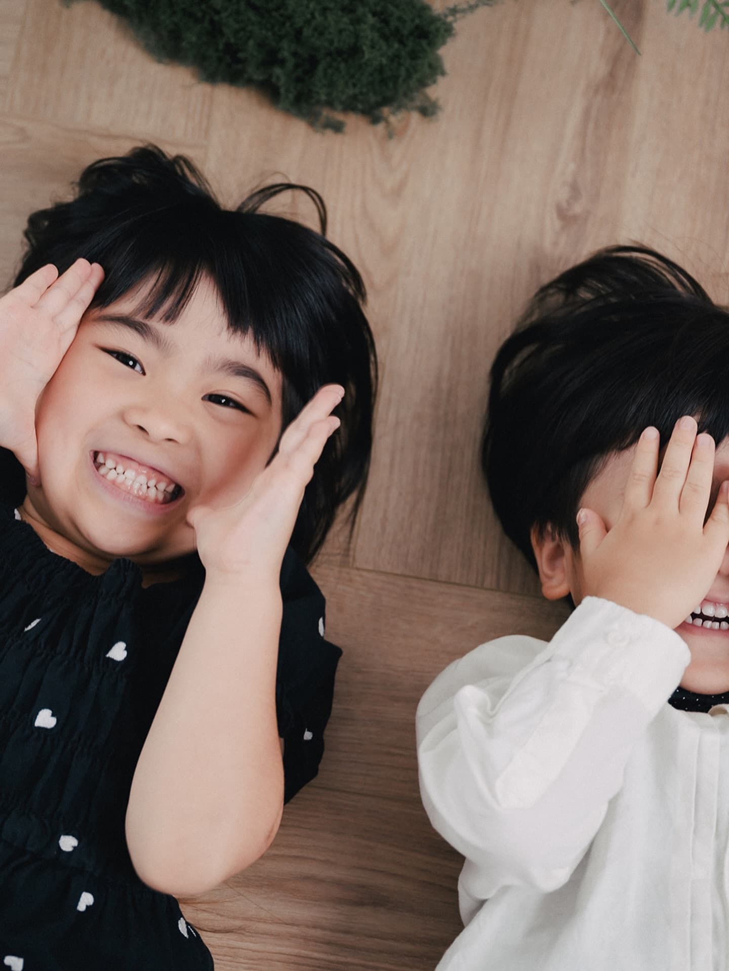 바닥에 누워 까르르 웃는 두 아이, 스튜디오 촬영