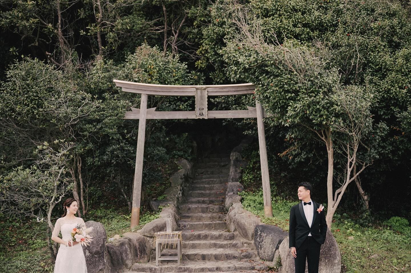 森の鳥居と石段の前に立つ新郎新婦、福岡のロケーションフォト